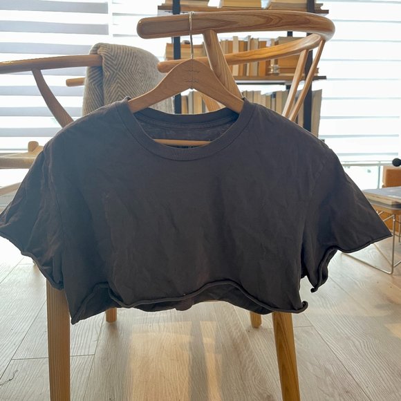 ALO Yoga Cropped Charcoal T-shirt - Picture 1 of 3